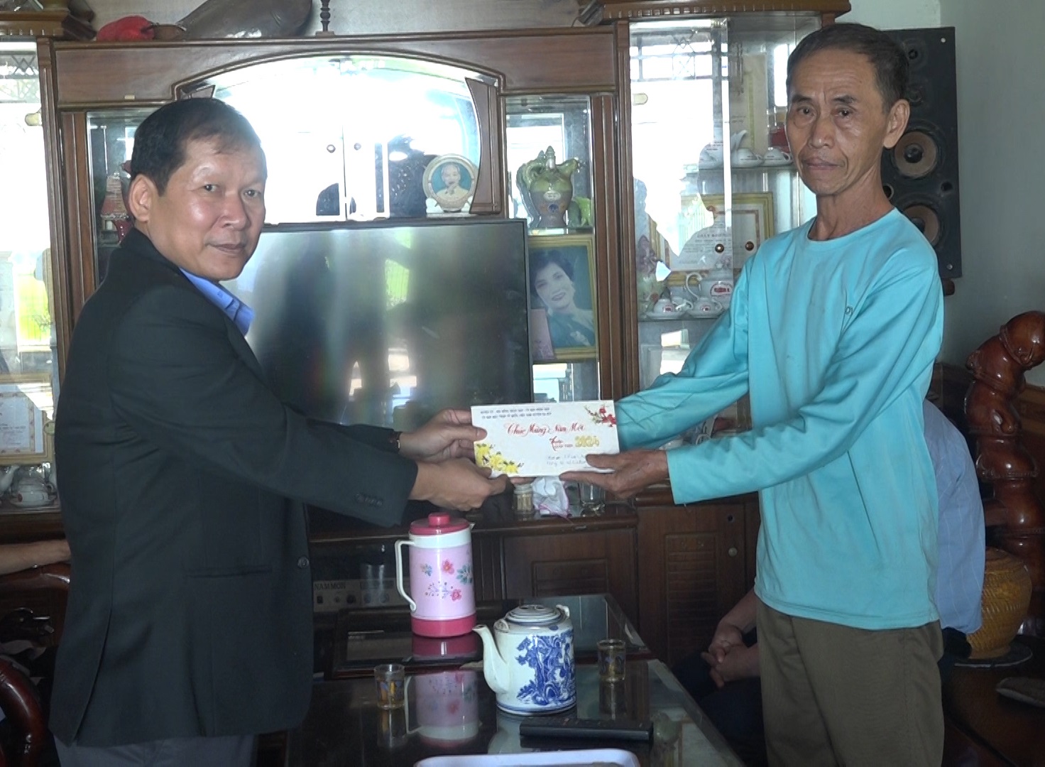chủ tịch UBND huyện Nguyễn Văn Nhiệm chúc tết đảng viên 50 năm tuổi đảng